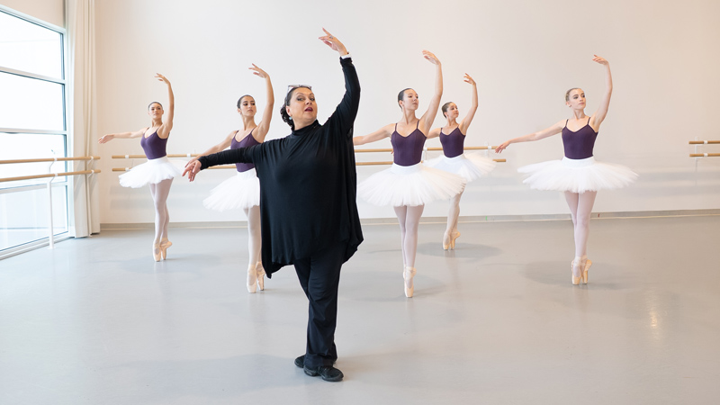 Orlando Ballet Instructor teaching young dancers on pointe